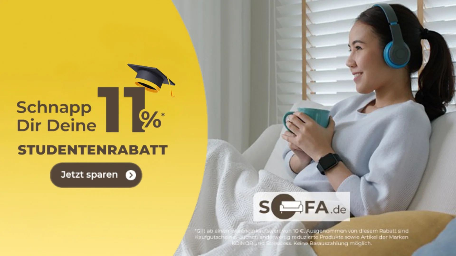 Eine Frau sitzt entspannt auf einem Sofa, trinkt aus einer Tasse und trägt Kopfhörer. Rabattanzeige für Studenten.