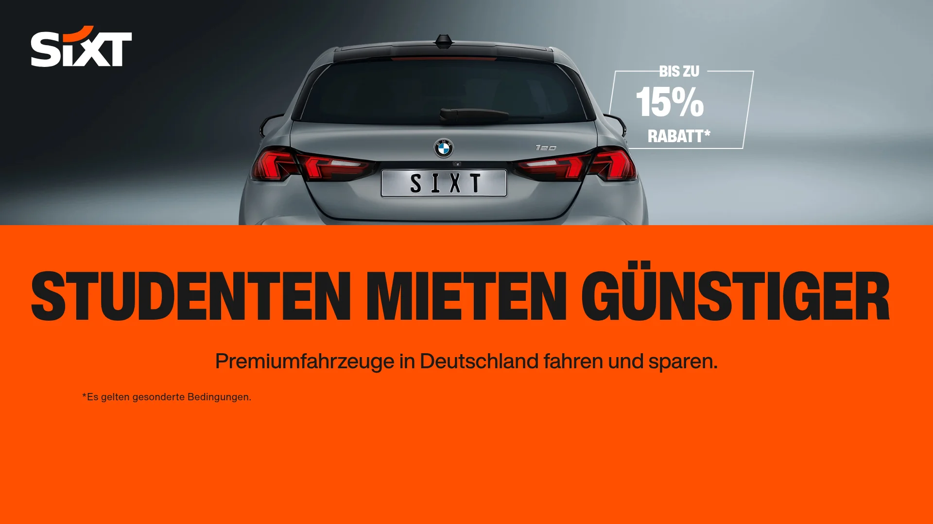 Ein grauer BMW mit dem Schriftzug „SIXT“ auf dem Nummernschild, beworben für Studentenrabatt.
